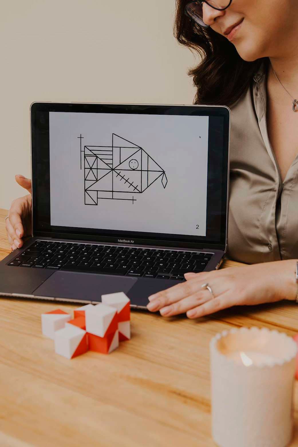 Prueba de figura compleja en pantalla durante una evaluación neuropsicológica