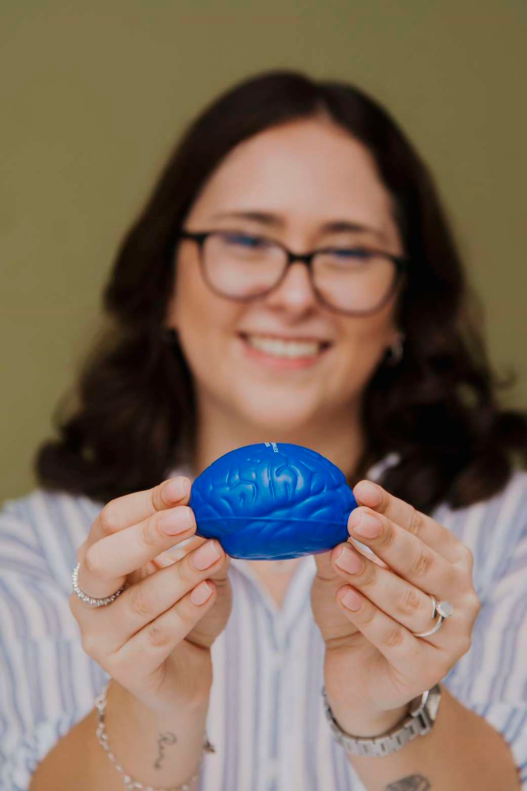 Daniela sosteniendo un cerebro de goma frente a la cámara