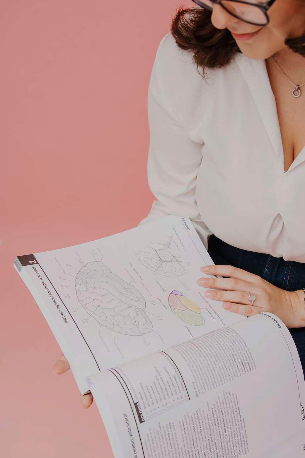 Daniela Solís estudiando un atlas de anatomía cerebral