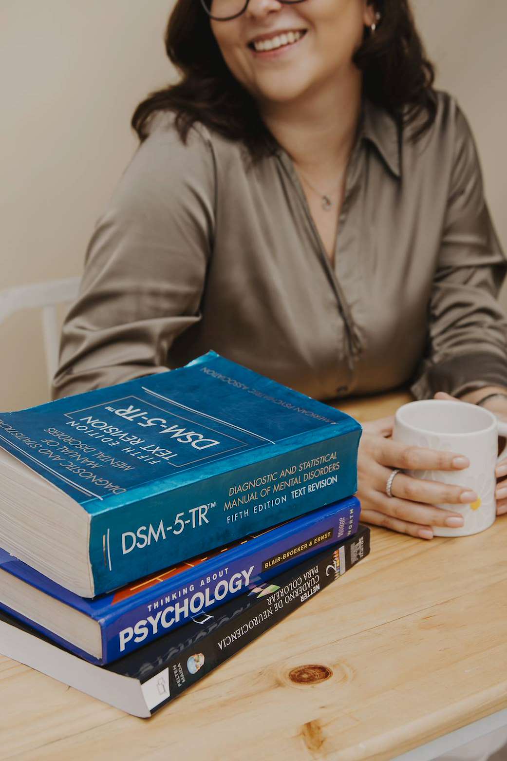 Libros de psicología y neurociencia sobre el escritorio de consulta
