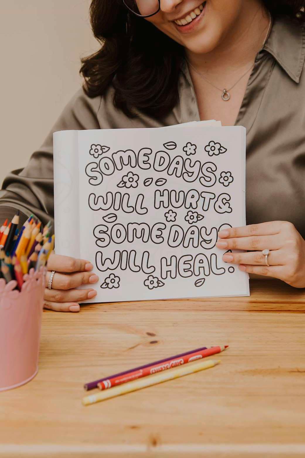 Cuaderno para colorear con la frase “some days will hurt & some days will heal”